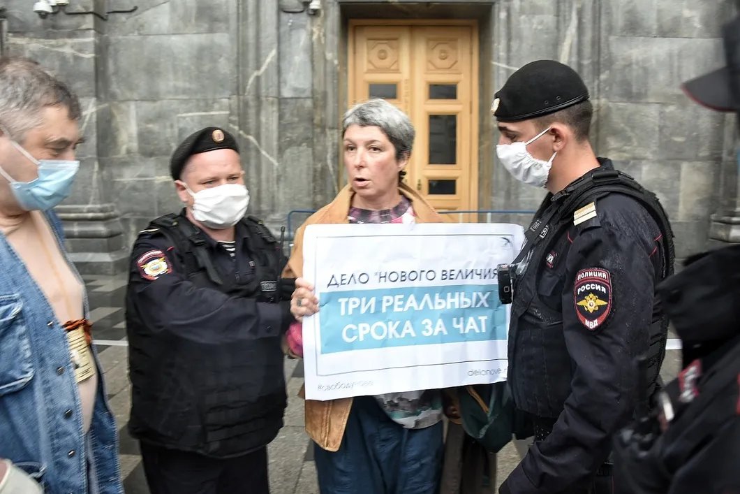 Задержание Анны Наринской. Фото: Виктория Одиссонова / «Новая газета»