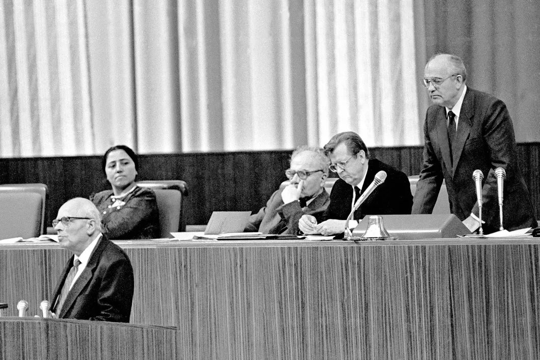 Генеральный секретарь ЦК КПСС М.С. Горбачев (первый справа в президиуме) и А.Д. Сахарова (на трибуне) на I съезде народных депутатов в 1989 году. Фото: РИА Новости