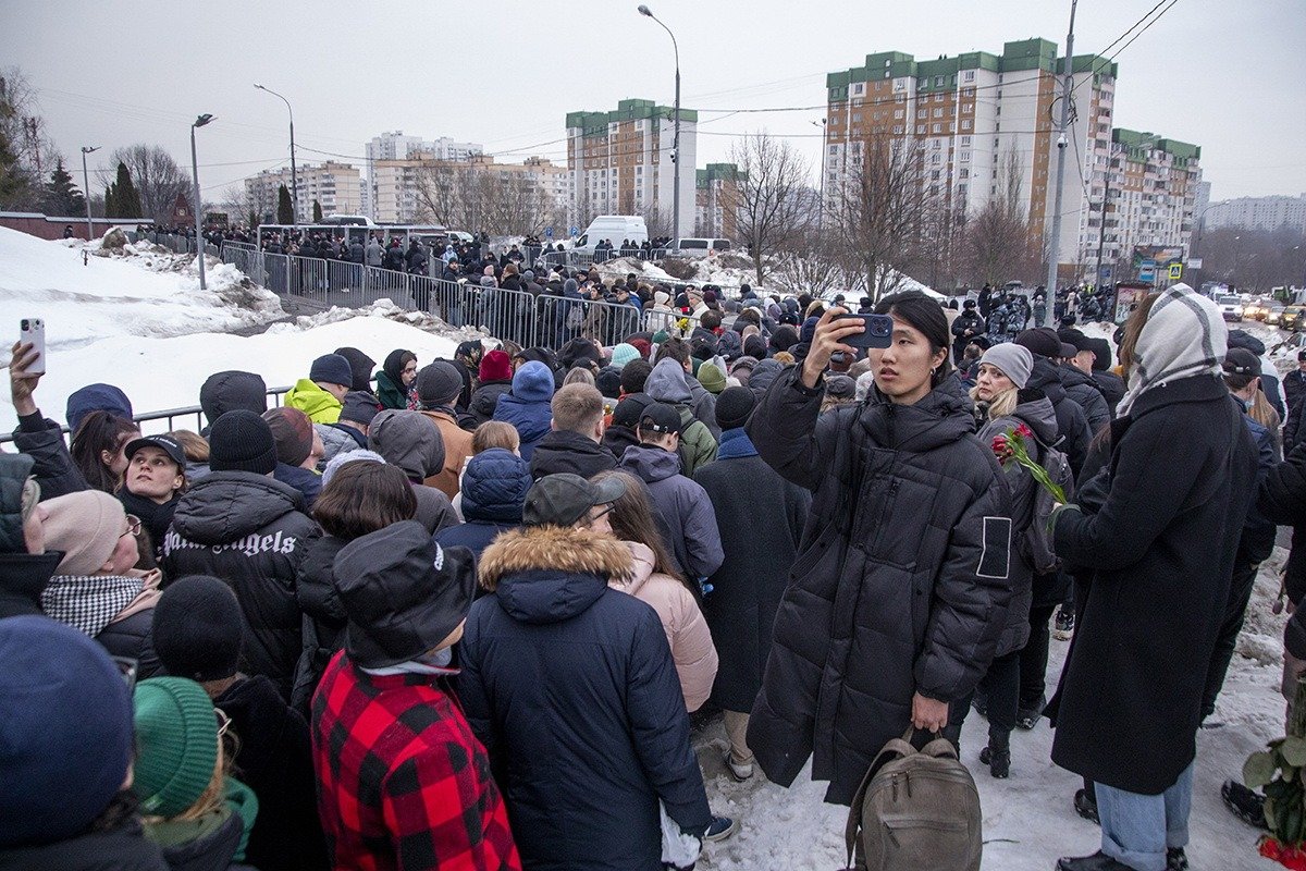 Очередь из желающих проститься с Алексеем Навальным по дороге к Борисовскому кладбищу. Фото: Алексей Душутин / «Новая газета»