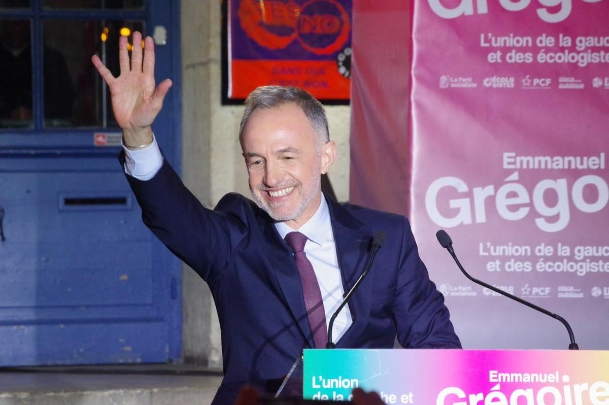 Только что узнавший о своем избрании на пост мэра Парижа Эмманюэль Грегуар выступает перед культурным центром Rotonde Stalingrad. Фото: Юрий Сафронов / «Новая газета»