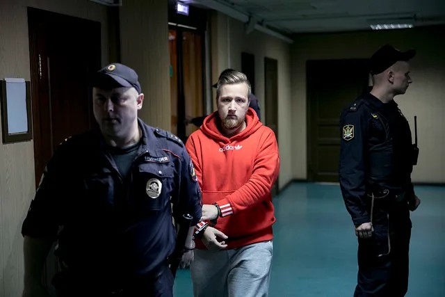 Сергей Абаничев в коридоре суда. Фото: Влад Докшин / «Новая газета»