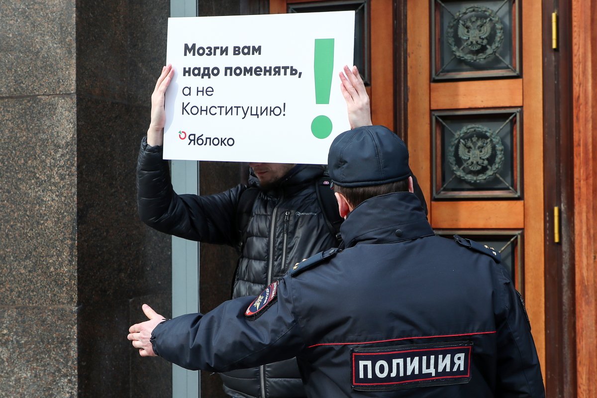 Сторонник «Яблока» выступает против поправок в Конституцию. Фото: Антон Новодережкин / ТАСС