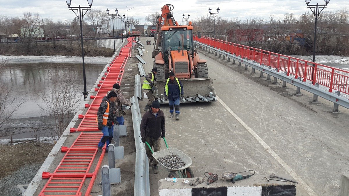 Рабочие снимают перила на Кировском мосту. Фото: Алексей Тарасов / «Новая газета»