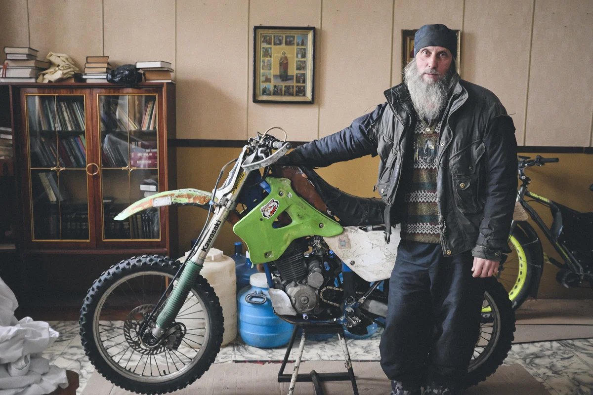 Отец Савватий и его мотоцикл для хард-эндуро, собственноручно собранный на раме Kawasaki. Фото: Сергей Мостовщиков / «Новая газета»