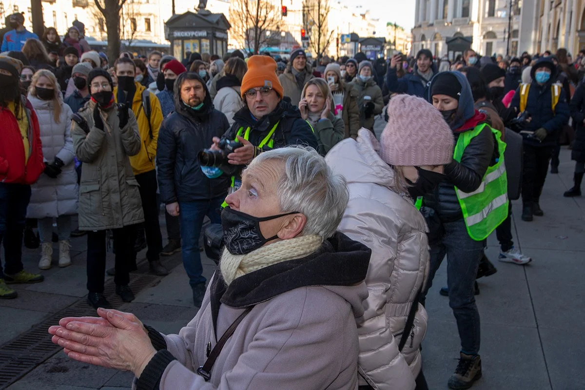 Плечи расправить, голову поднять и не бояться». Блокадница Людмила  Васильева, единственный кандидат с пацифистскими лозунгами, на выборы  губернатора Петербурга не идет — Новая газета