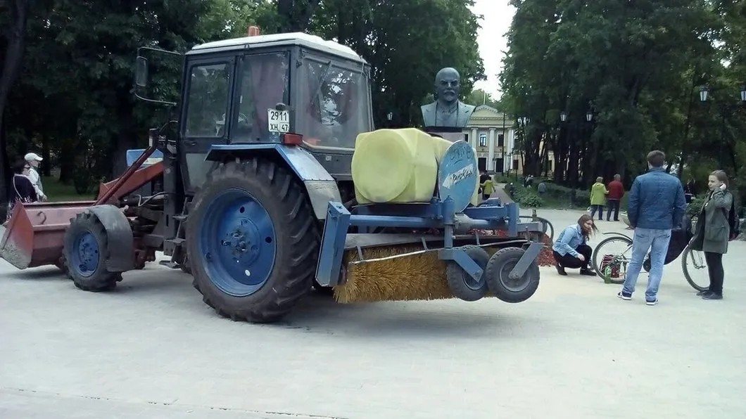 Вместо полиции — трактор коммунальщиков. Они попросили активистов уйти с места согласованной акции. Фото: штаб Навального в Петербурге