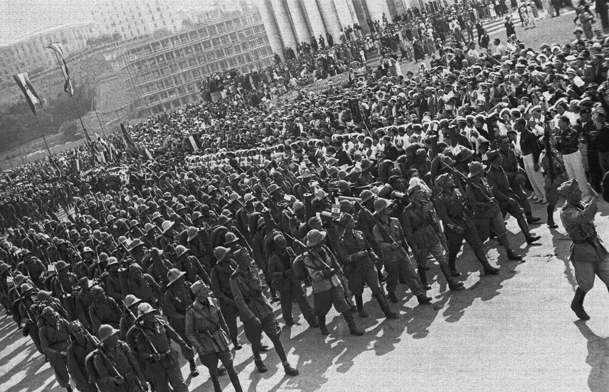 Дивизия, вернувшаяся со Второй итало-эфиопской войны, марширует по улицам Генуи. Фото: Getty Images
