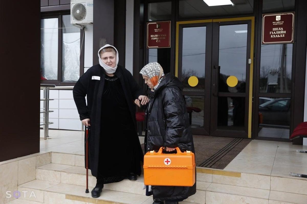 Зарема Мусаева и сотрудница скорой у здания суда. Фото: SOTA