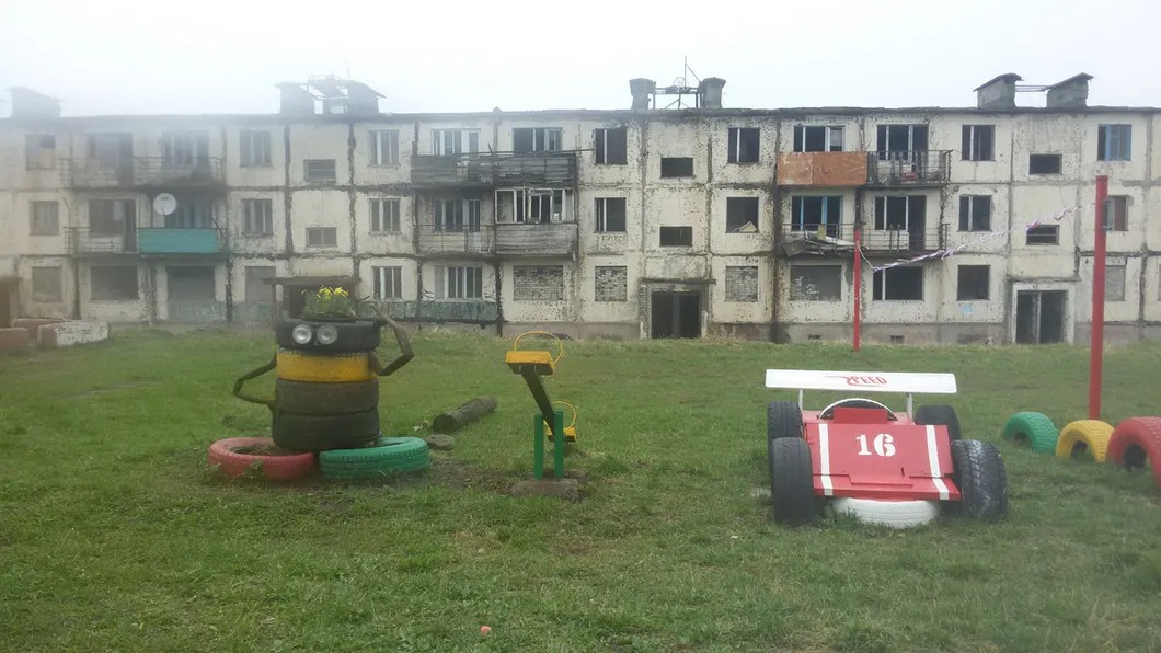 Детская площадка около дома №6. Фото: Елена Рачева / «Новая газета»