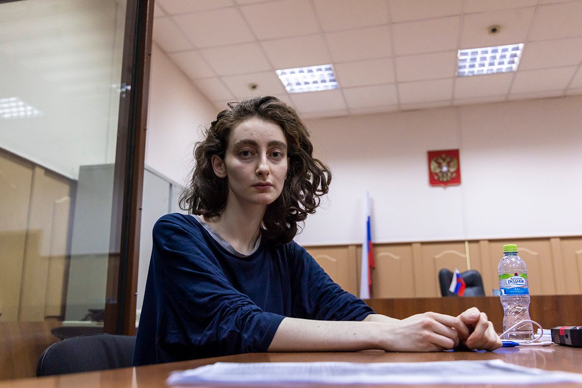 Алла Гутникова в зале суда. Фото: Арден Аркман / «Новая газета»