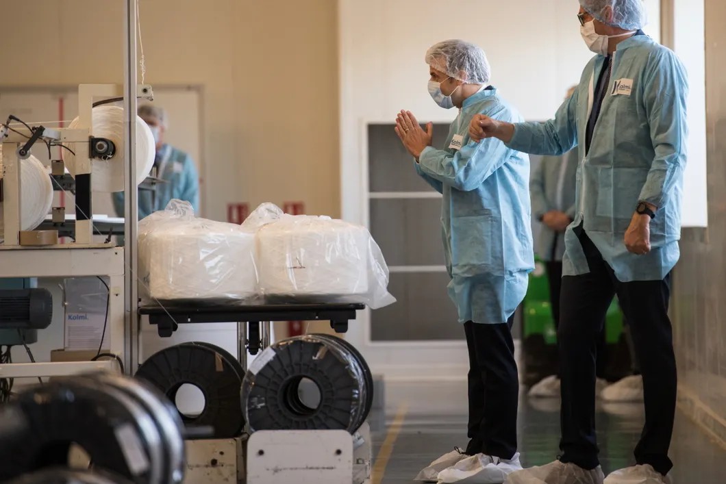 Президент Эманюэль Макрон хлопает работникам фабрики медицинских масок во время официального визита. Фото: EPA