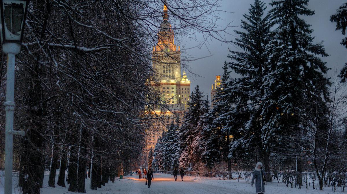 Зима москва 2. Москва снег МГУ. МГУ зимой вечером. Зимняя Москва МГУ метель. МГУ ночью зимой.