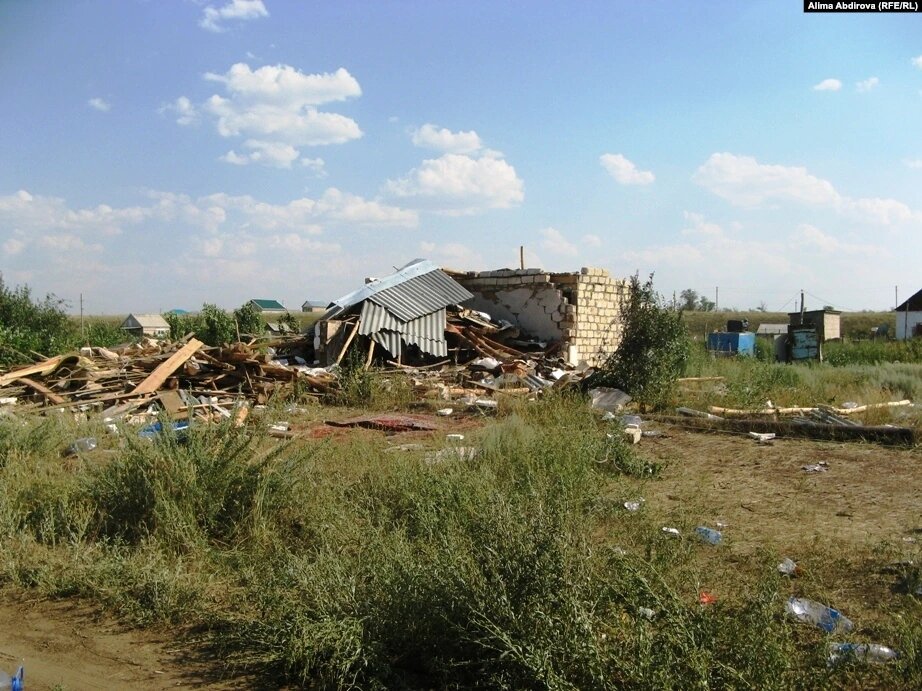 Дом после взрыва в дачном поселке Кызылжар на окраине Актобе, 2011 год. Фото: Алима Абдирова / RFE/RL