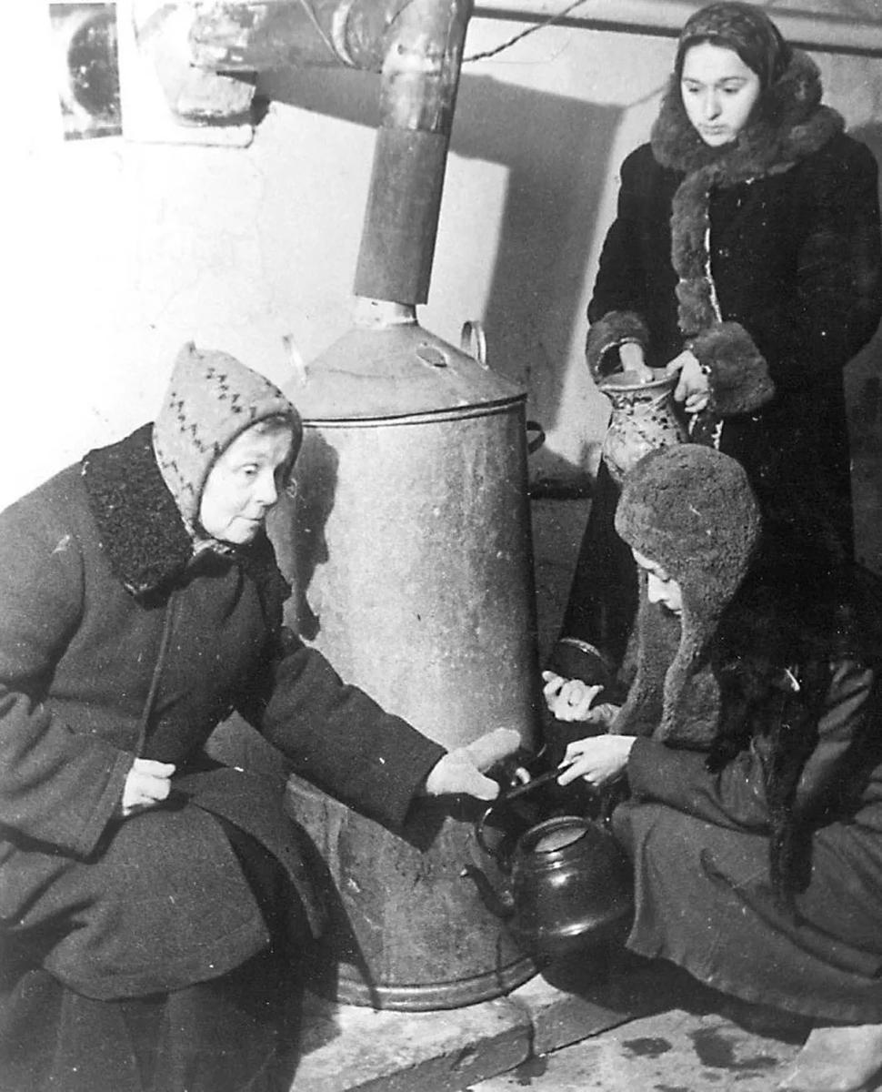Жители Смольнинского района в бомбоубежище набирают горячую воду, 1942 год. Фото: Давид Трахтенберг