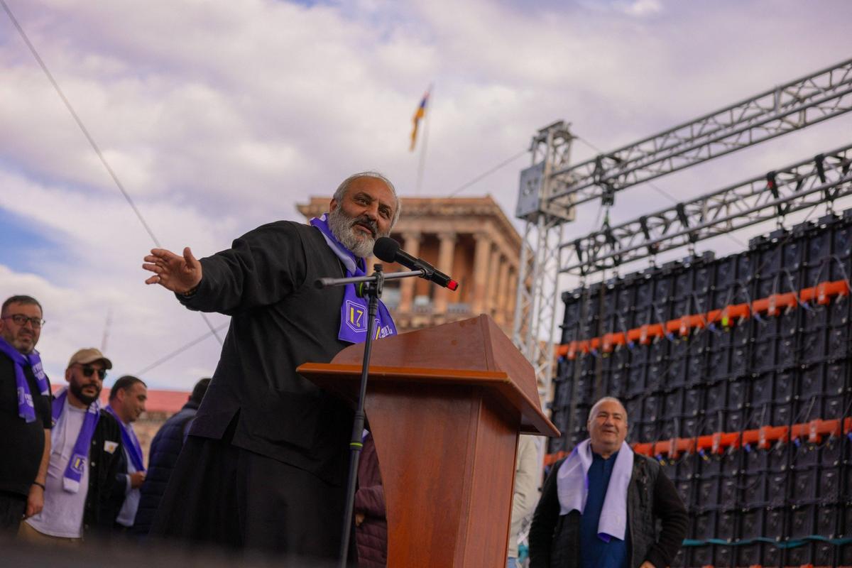 Баграт Галстанян на акциии с требованием отставки премьера Армении Никола Пашиняна. Фото: Middle East Images / ABACA