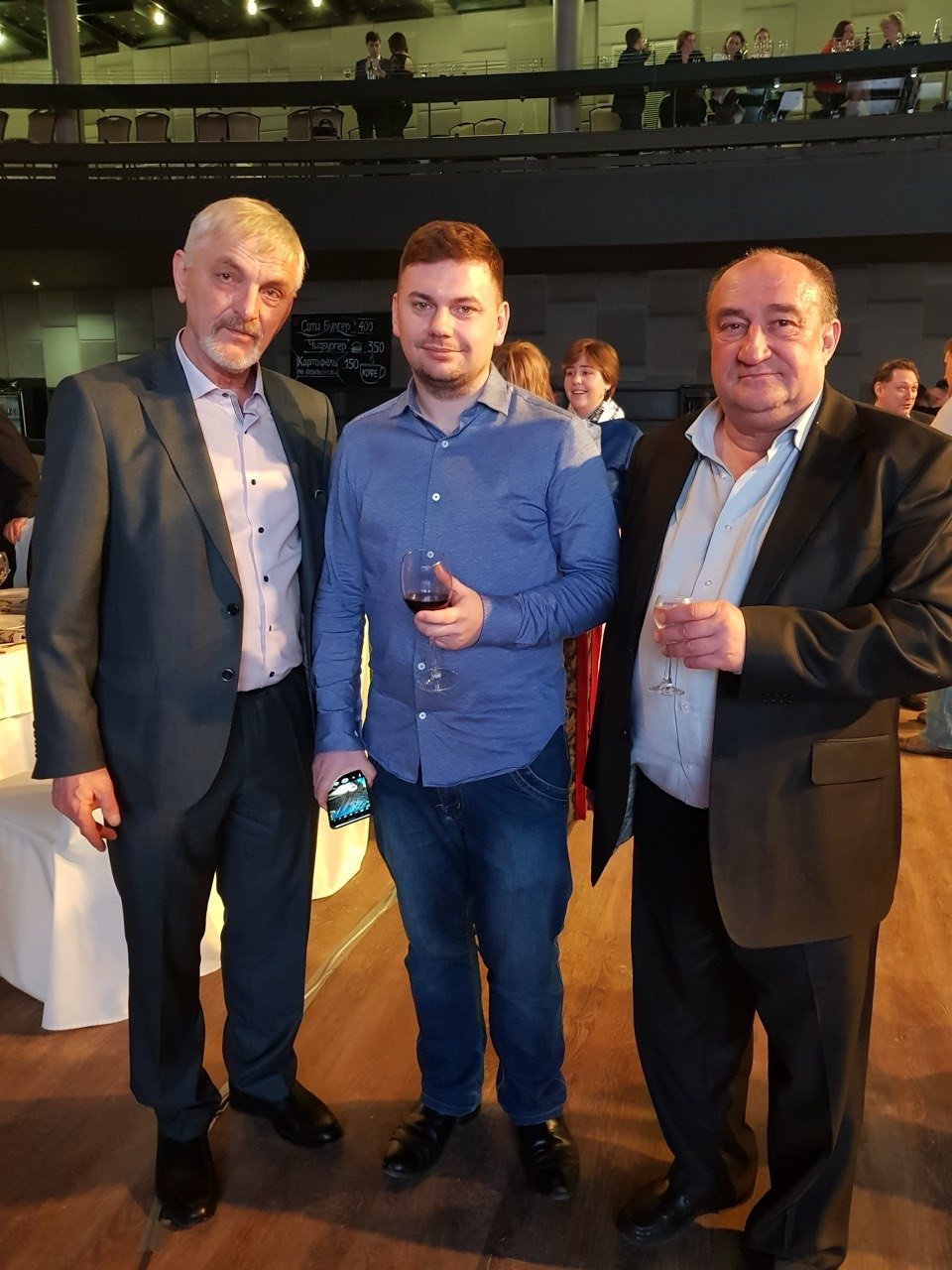 Первый главный редактор «Новой» Сергей Кожеуров, корреспондент «Новой» и «Новой-Казахстан» Вячеслав Половинко и главный редактор «Новой-Казахстан» Александр Краснер на 25-летии «Новой газеты», 2018 год. Фото: личный архив