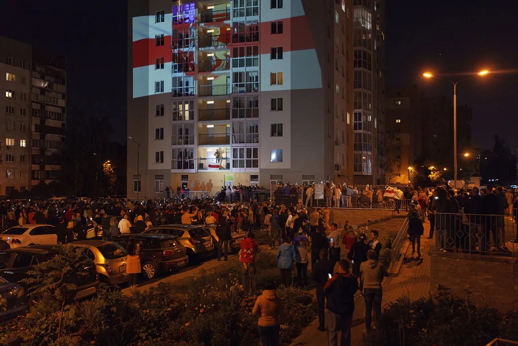 Когда возле будки с муралом круглосуточно начала дежурить милиция, люди организовали концерт на балконе одного из соседних домов. Фото: Евгений Отцецкий