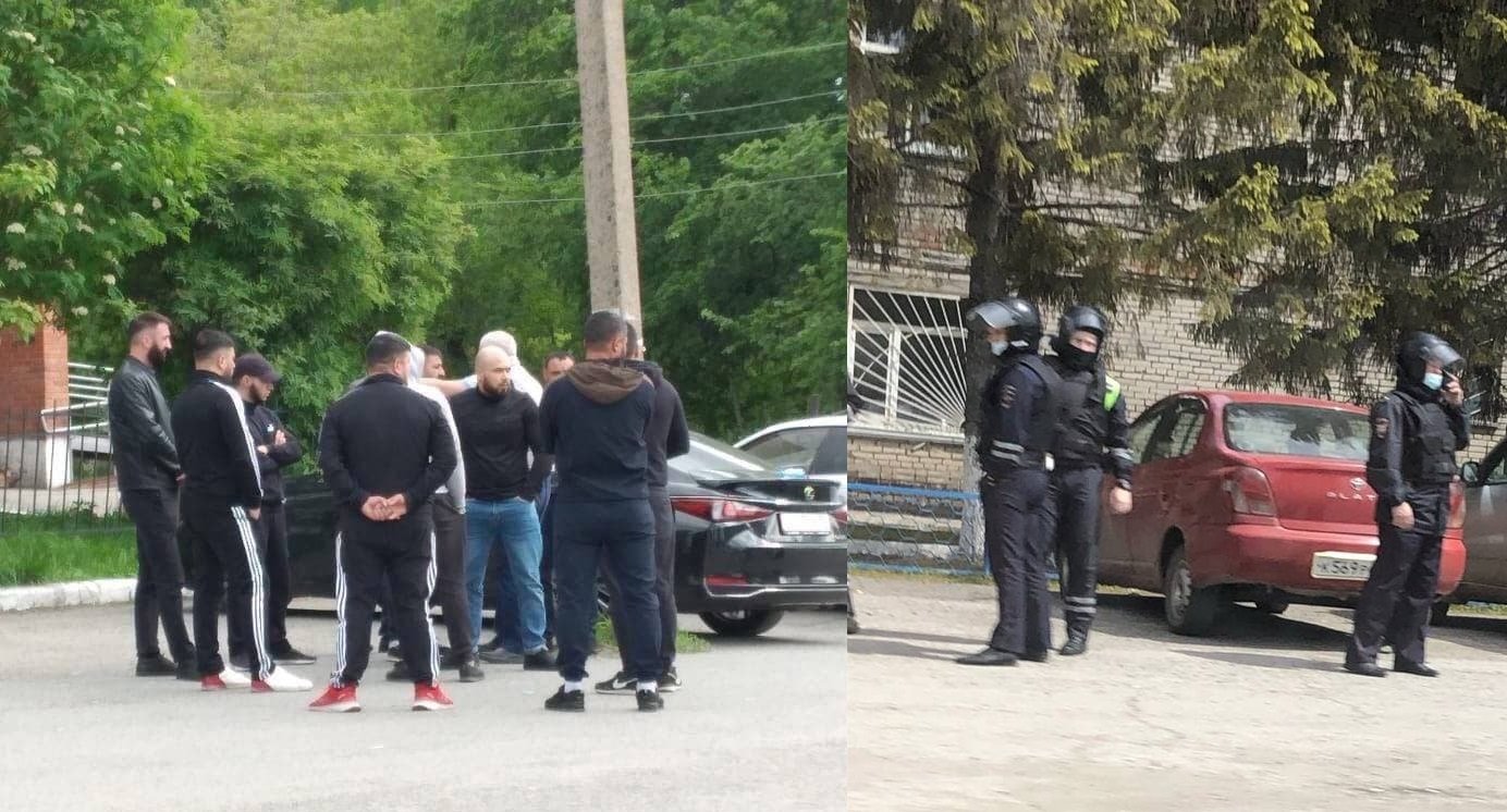 Друзья погибшего юноши и полиция в поселке Мошково. Фото очевидцев