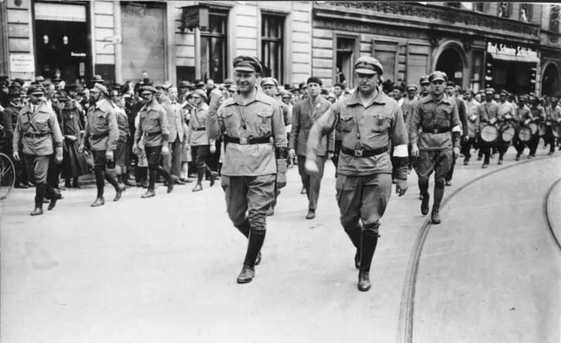 Немецкие коммунисты Эрнст Тельман и Вилли Леов (на переднем плане). Фото: creative commons