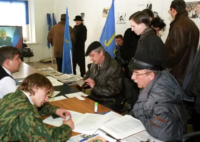 Запись добровольцев для поездки в Югославию, подвергшуюся агрессии НАТО, в молодежном штабе ЛДПР, 1999 год. Фото: РИА Новости
