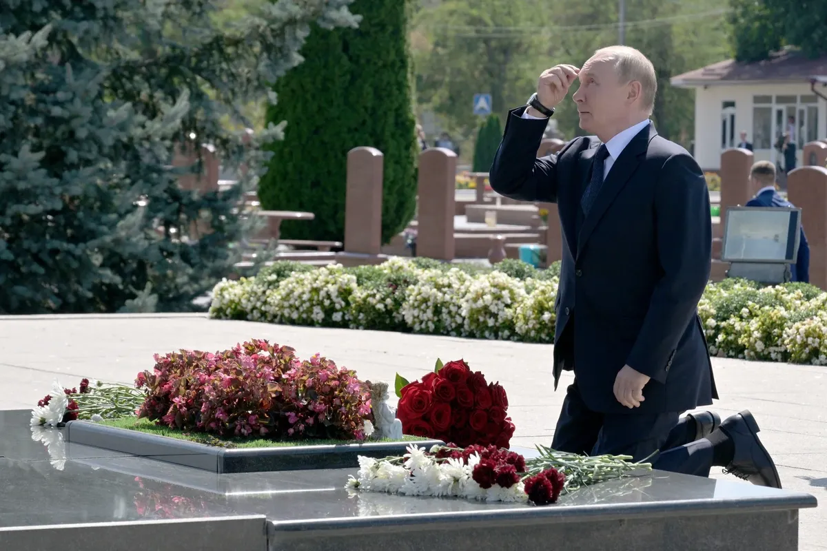 Владимир Путин на коленях перед памятником жертвам теракта в Беслане. Фото: Владимир Астапкович / POOL / ТАСС