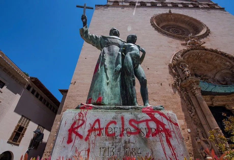 Надпись «расист» на памятнике католическому священнику Хуниперо Серра, Мальорка, Испания. Фото: EPA