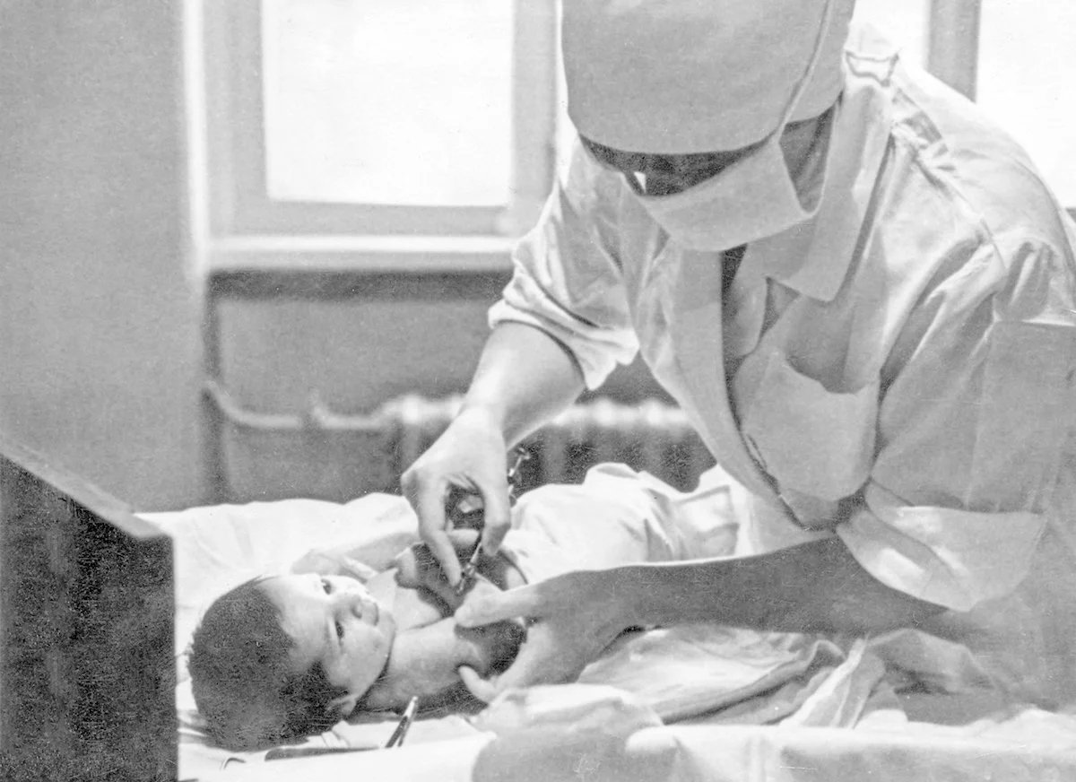 Старшая сестра одного из родильных домов И. Елизарова вводит вакцину грудному ребенку. Автор М. Селимханов. 1967 год. Главархив Москвы