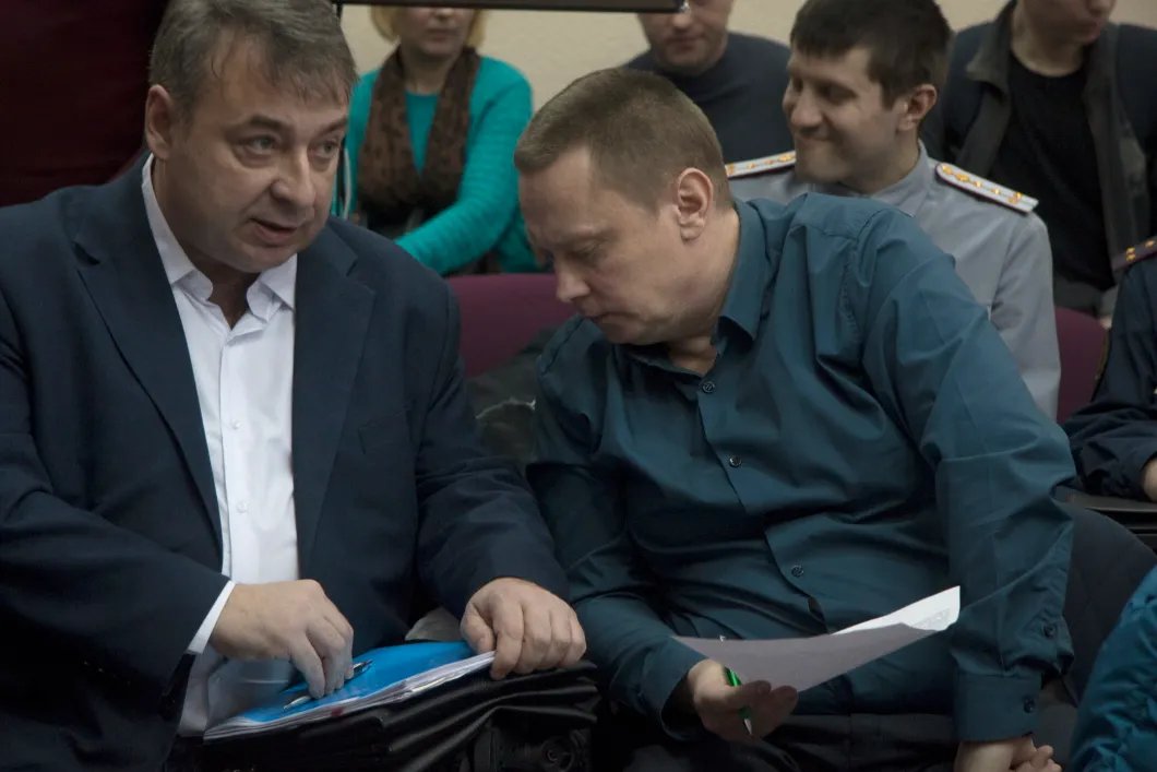 Дмитрий Николаев (справа) в зале суда по делу о пытках в ИК-1 Ярославля. Фото: Светлана Виданова / «Новая газета»