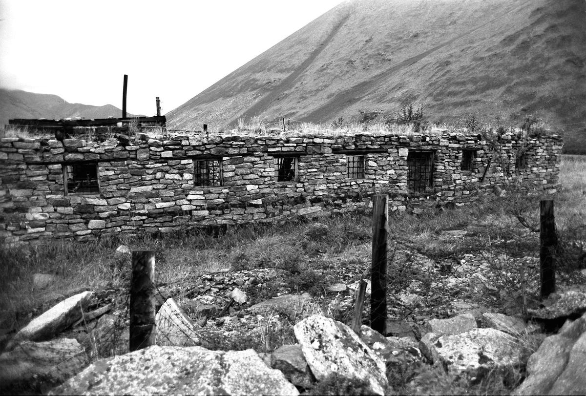 Барак усиленного режима лагеря Бутугычаг на Колыме. Фото: Никитин Николай / Фотохроника ТАСС