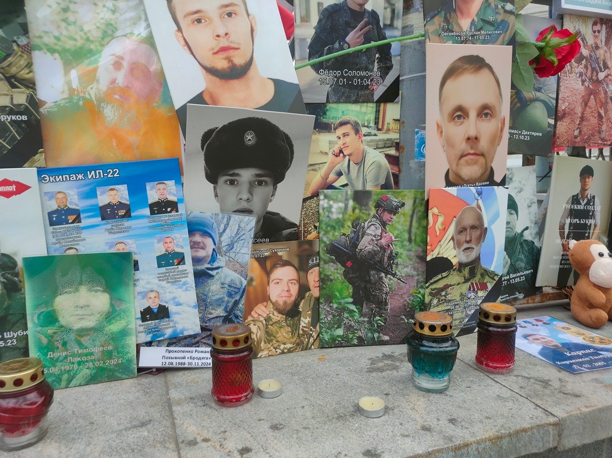 У мемориала вагнеровцам на Варварке. Фото: Илья Дуборцкий