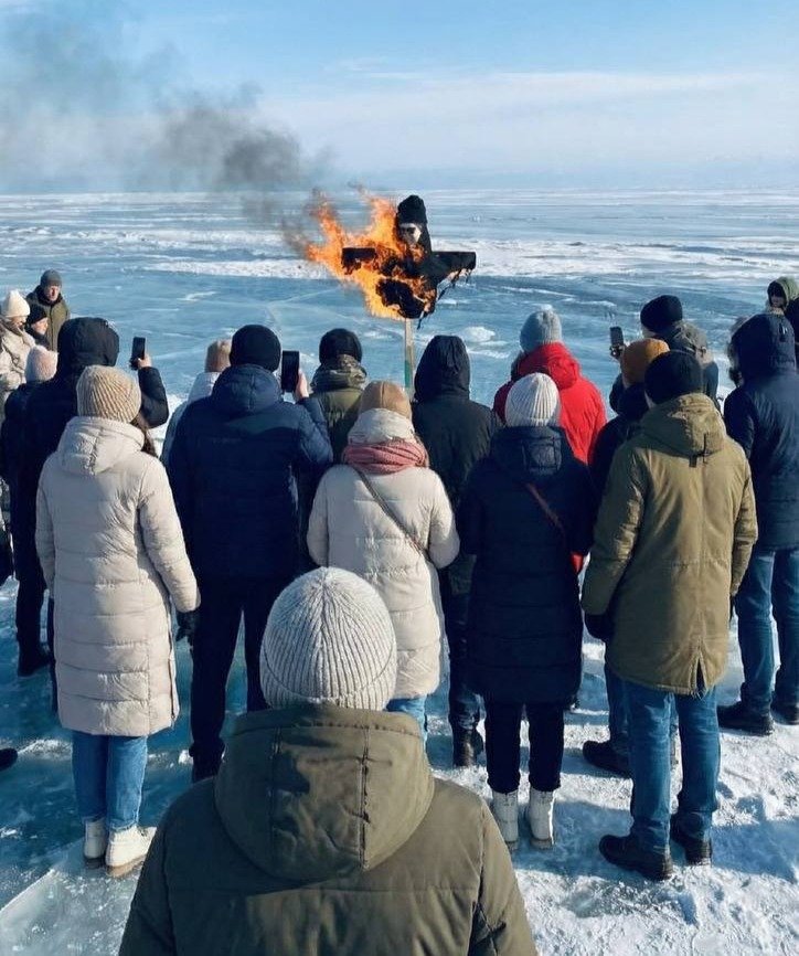 На Байкале сжигают чучело с фото Шамана вместо лица. Фото: соцсети