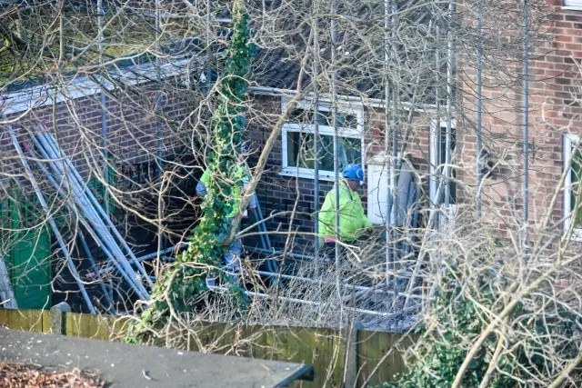 Крышу дома в Солсбери, в котором до отравления жил Сергей Скрипаль, разбирают эксперты, привлеченные британской разведкой. Фото: Ben Birchall / PA Images / ТАСС