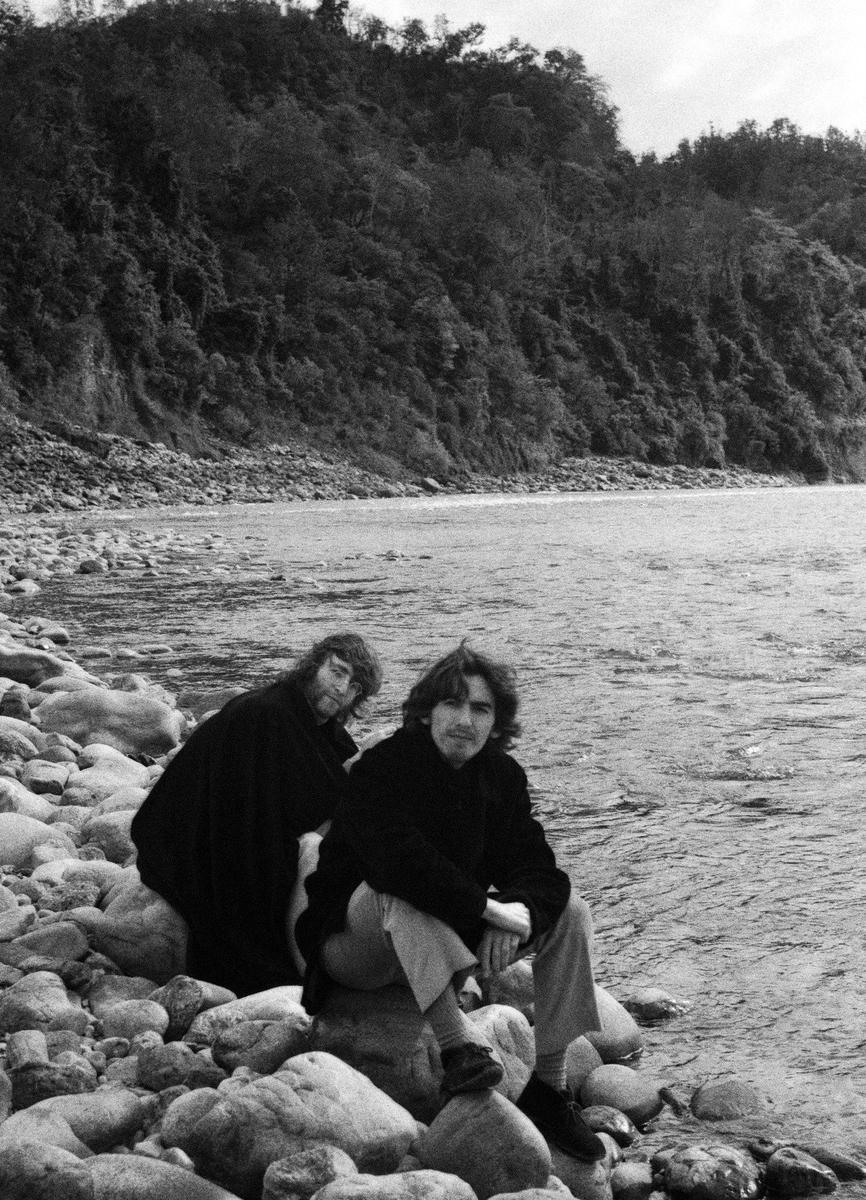 Джон Леннон и Джордж Харрисон в Индии. Фото: ASSOCIATED PRESS