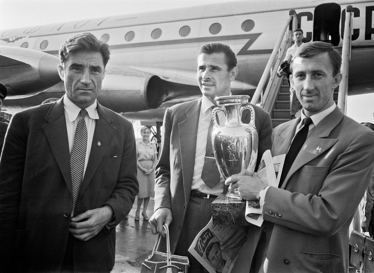 Андрей Старостин, Лев Яшин и Игорь Нетто (слева направо) с Кубком Европы по футболу в столичном аэропорту. Фотохроника ТАСС