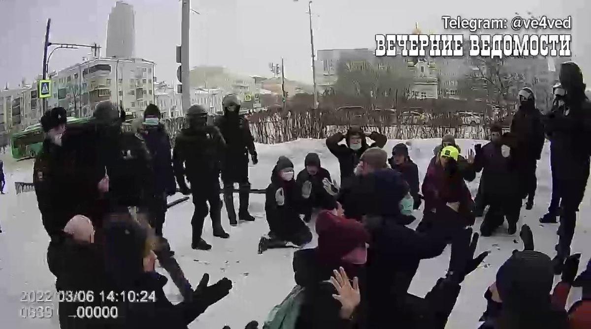 Кадр из видеозаписи, где силовики подавляют мирный митинг