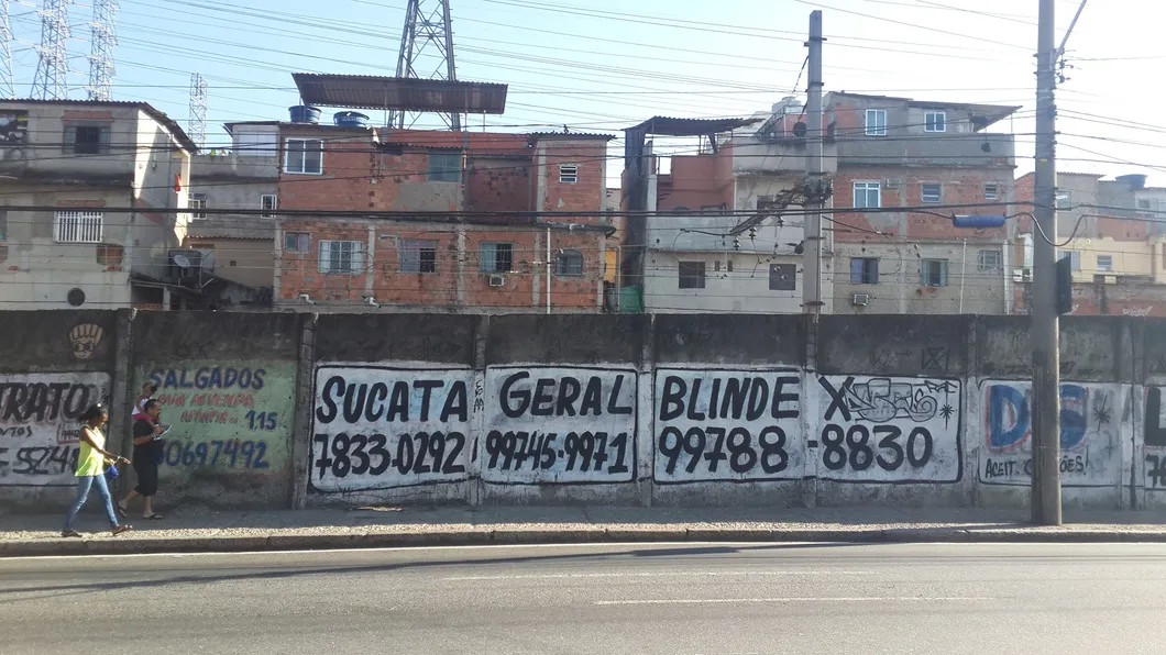 Это не джинса, договора о рекламе не подписывалось. Это трущобы на севере Рио. Фото автора