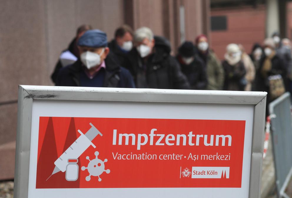 Люди в очереди на вакцинацию в Германии. Фото: Reuters