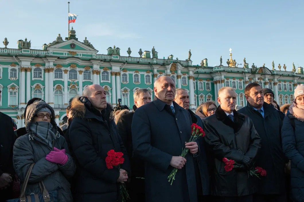 Вице-губернатор Александр Говорунов в центре и чиновники Смольного. Фото: Елена Лукьянова / «Новая газета»