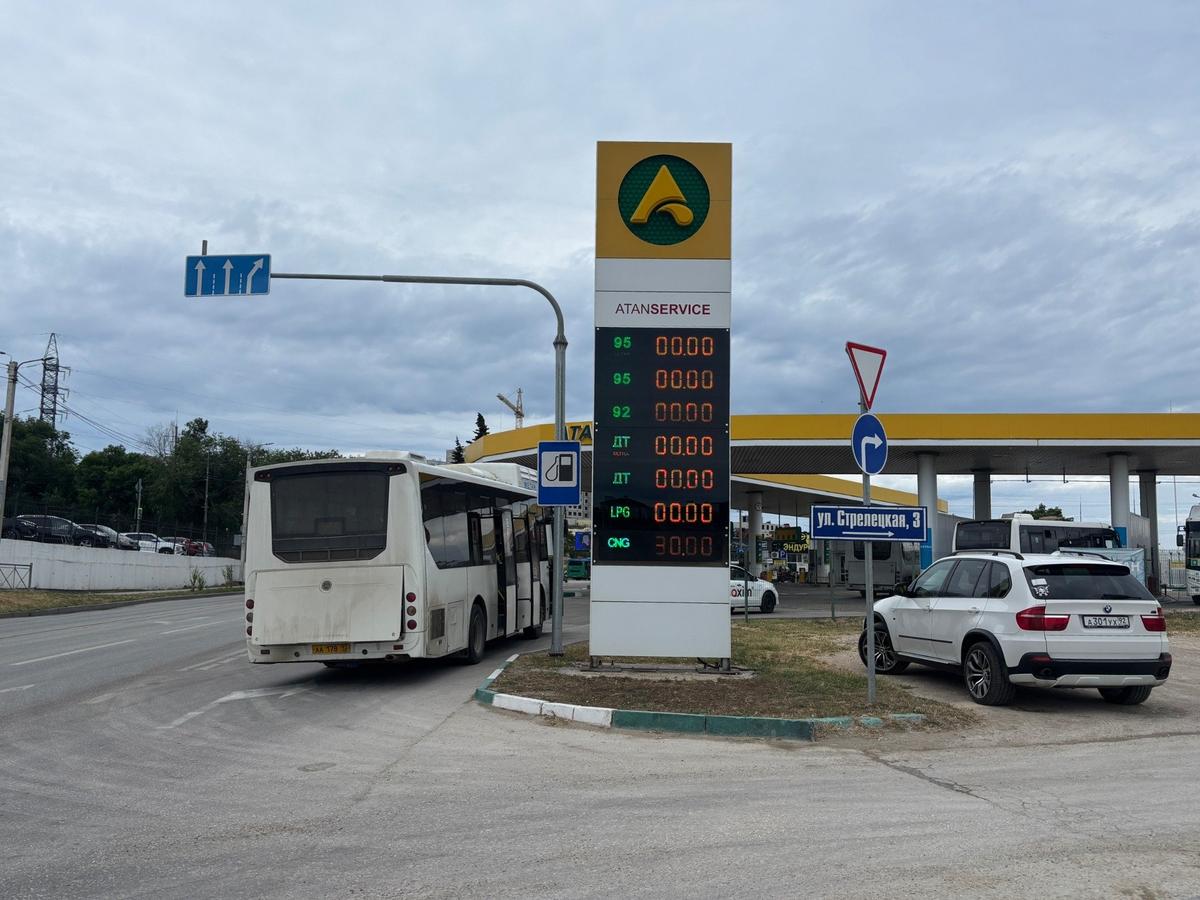 Заправка в Севастополе. Бензина нет. Фото автора