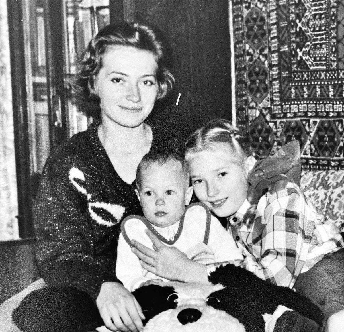 Надежда Скочиленко с дочками Сашей и Аней. Фото: семейный архив