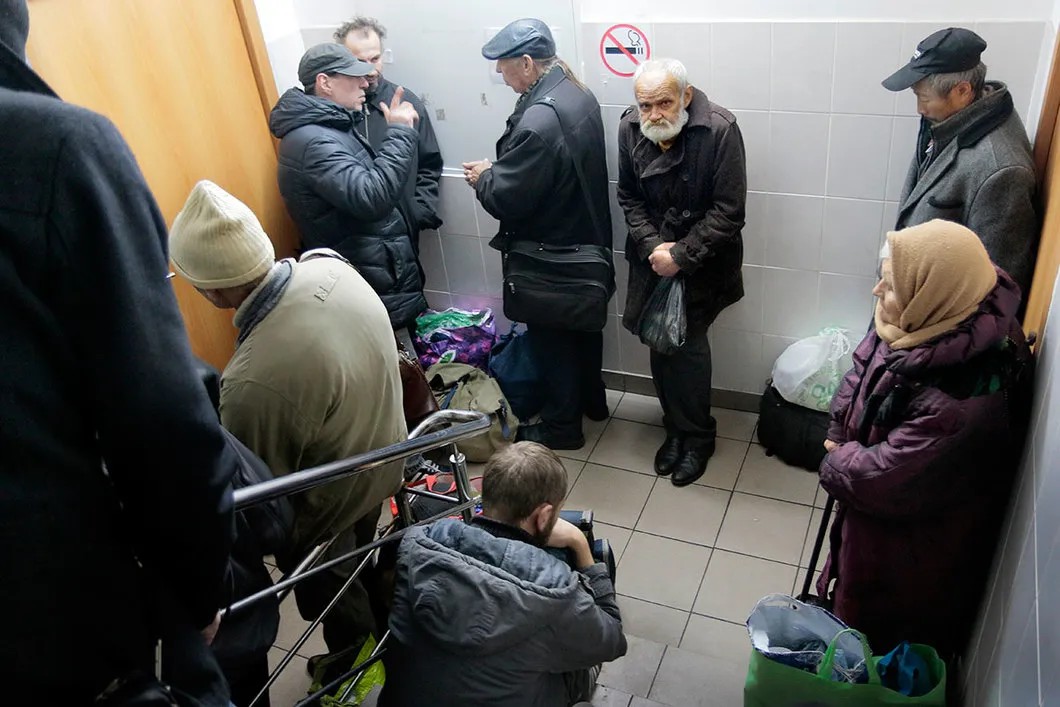 Бездомные в очереди у приемной Центра социальной адаптации. Фото: Светлана Виданова, специально для «Новой»