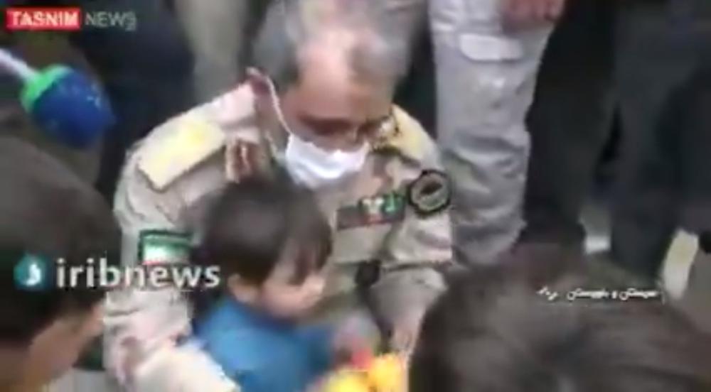 Командующий погранвойсками Ирана на границе угощает афганских детей мандаринами. Кадр Tasnim News