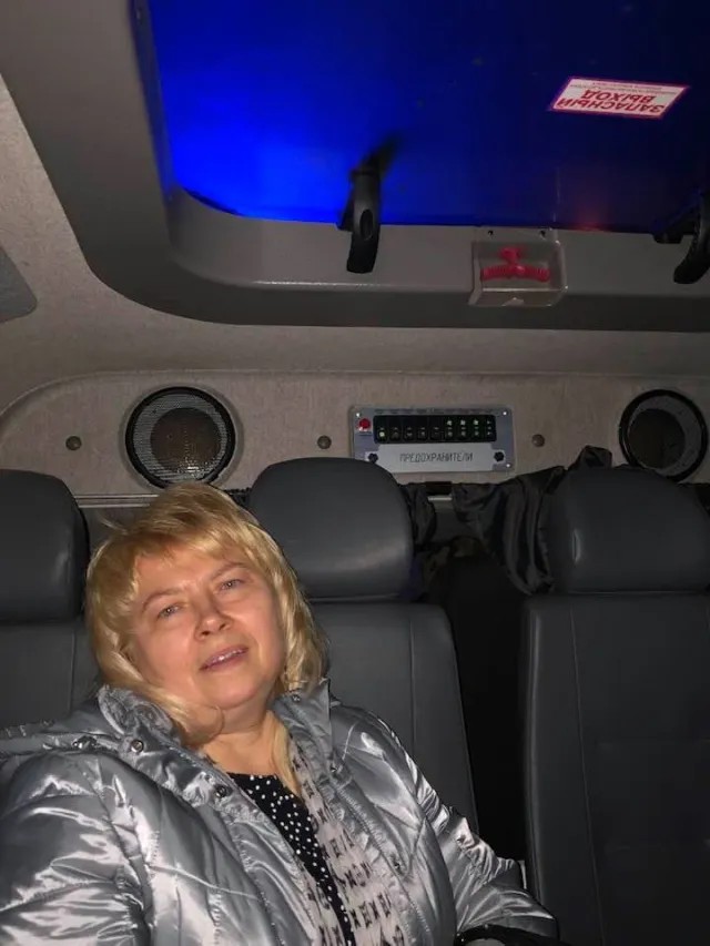 Адвокат Марина Дубровина в полицейском автомобиле. Полиция и потерпевшие едут на место нападения. Фото: Елена Милашина / Facebook