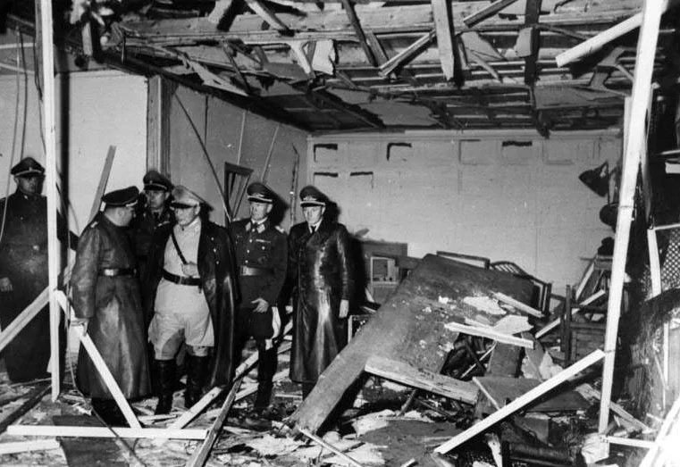 20 июля 1944 года. Нацистские лидеры осматривают руины блока, в котором произошло покушение на Гитлера. Фото: Википедия