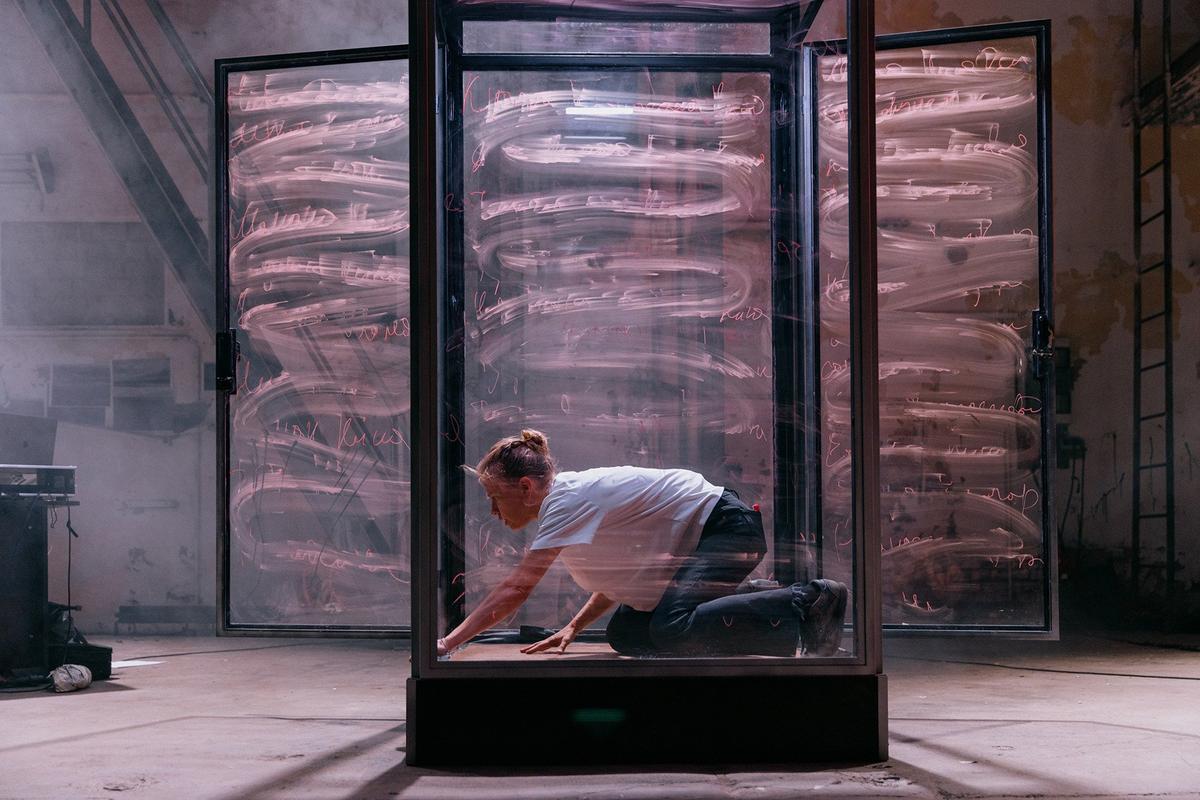 Сцена из спектакля Das Land, das ich liebe. Фото: Виктория Назарова