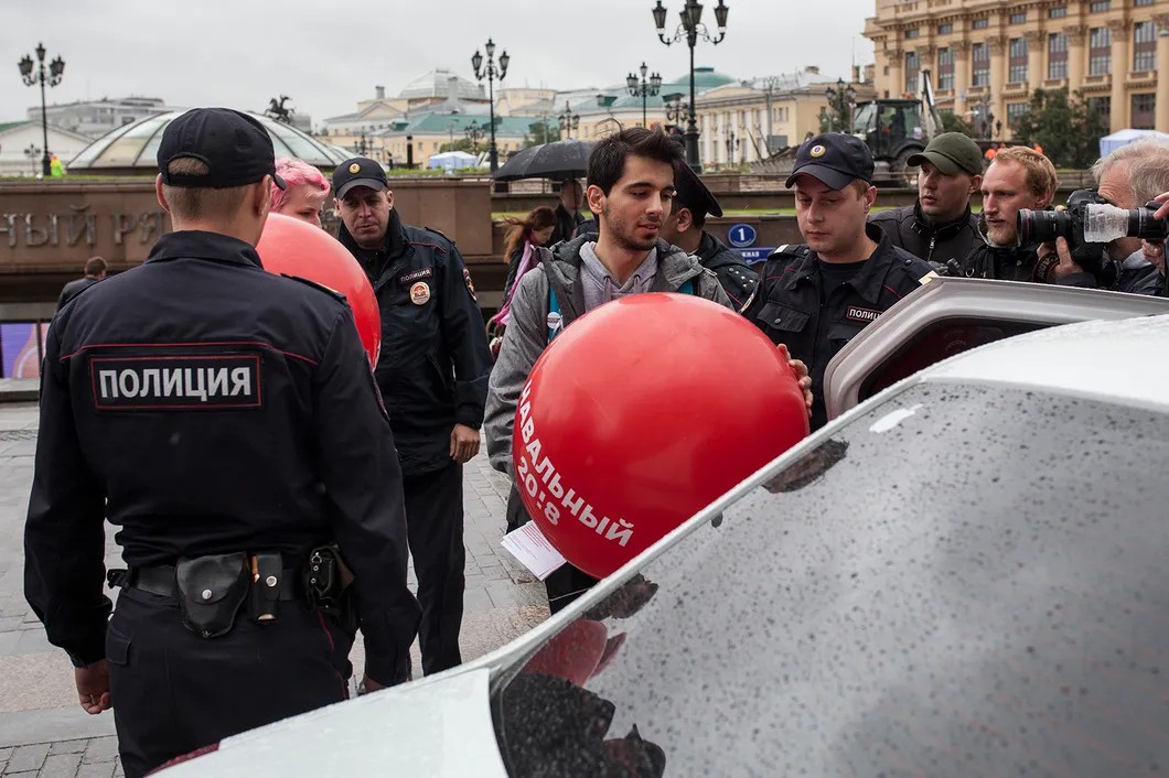 Задержание актиовистов Навального на Манежной площади. Фото: Влад Докшин, "Новая газета"