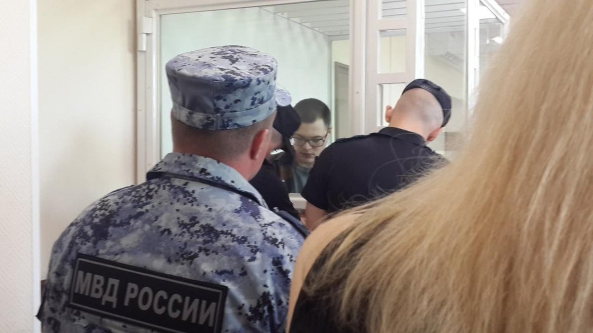 Никита Уваров в аквариуме суда. Фото: Алексей Тарасов / «Новая газета»