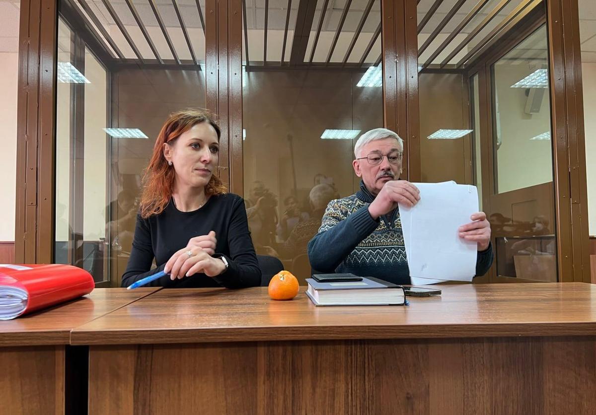 Адвокат Екатерина Тертухина и Олег Орлов перед заседанием суда. Фото: SOTA