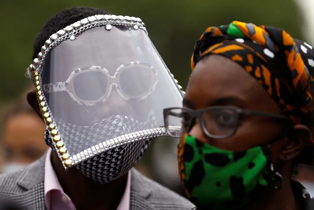 Жители Нью-Йорка в защитных масках. Фото: Reuters