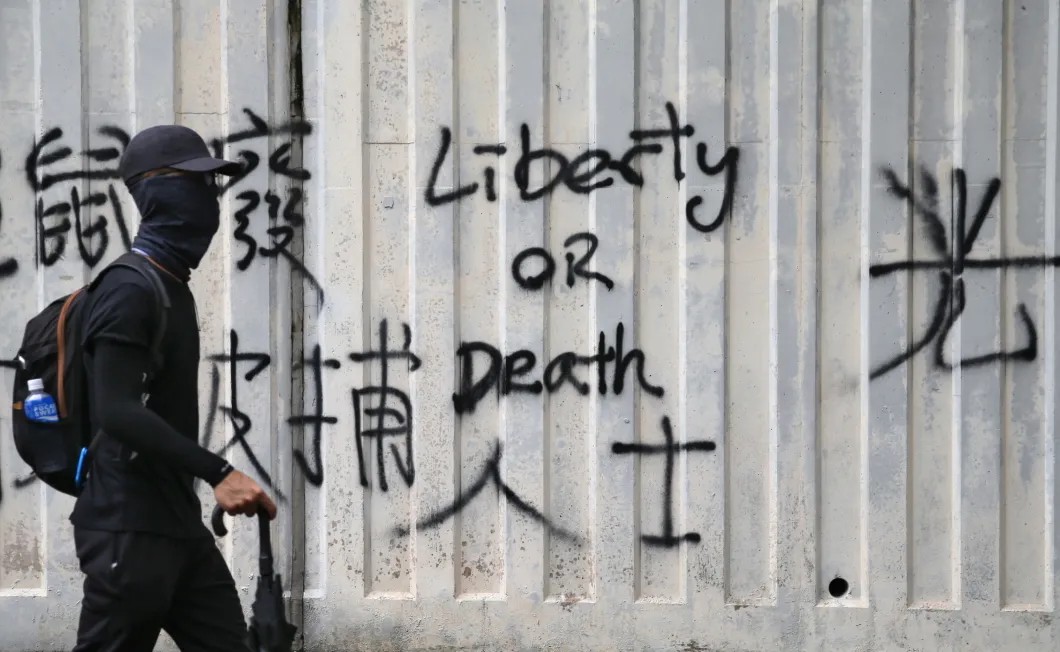«Свобода или смерть» — гласит надпись на стене по-английский. Гонконг. Фото: EPA